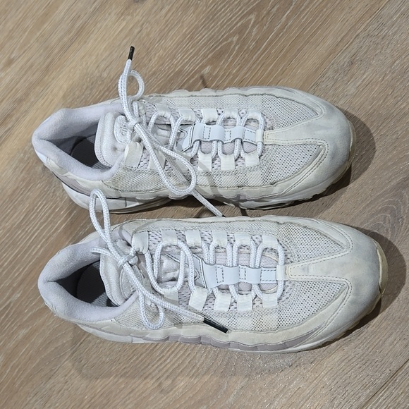 Nike Women's sz 7 Athletic Shoes - Picture 3 of 7